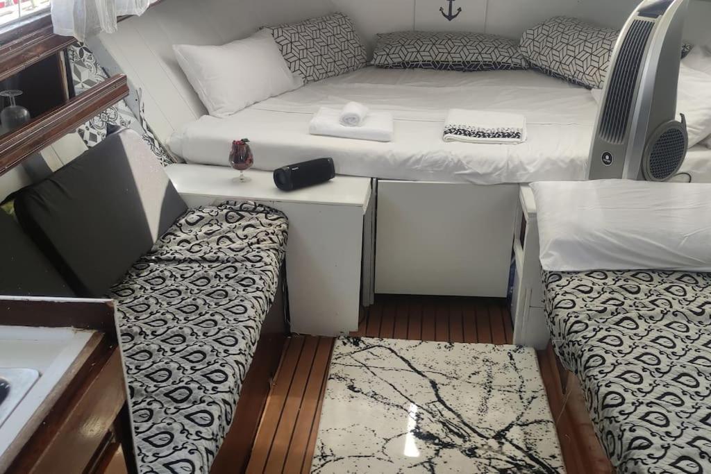 Precioso Barco En Barcelona Badalona Exterior foto