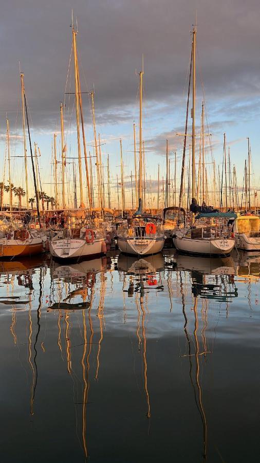 Precioso Barco En Barcelona Badalona Exterior foto